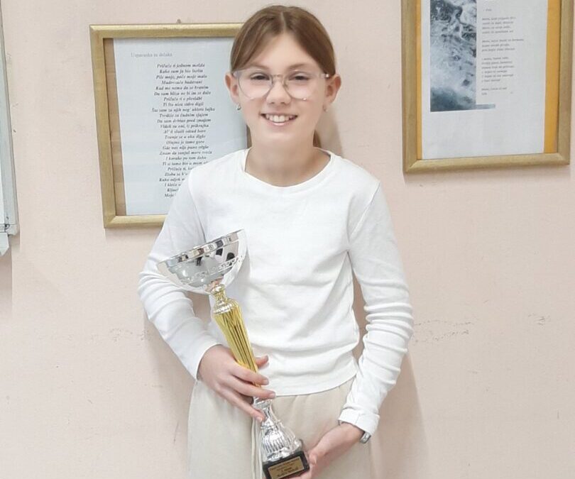 Naša učenica Marta Maraš osvojila je vrijednu nagradu na teniskom terenu