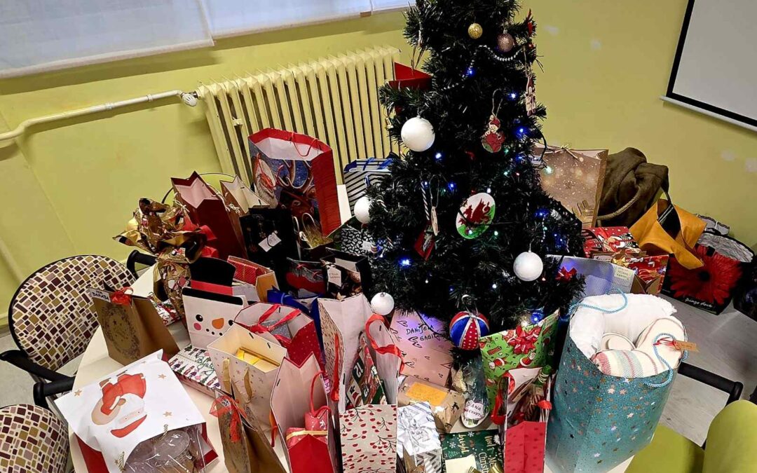 Neka vam blagdani budu ispunjeni veseljem, toplinom i smijehom