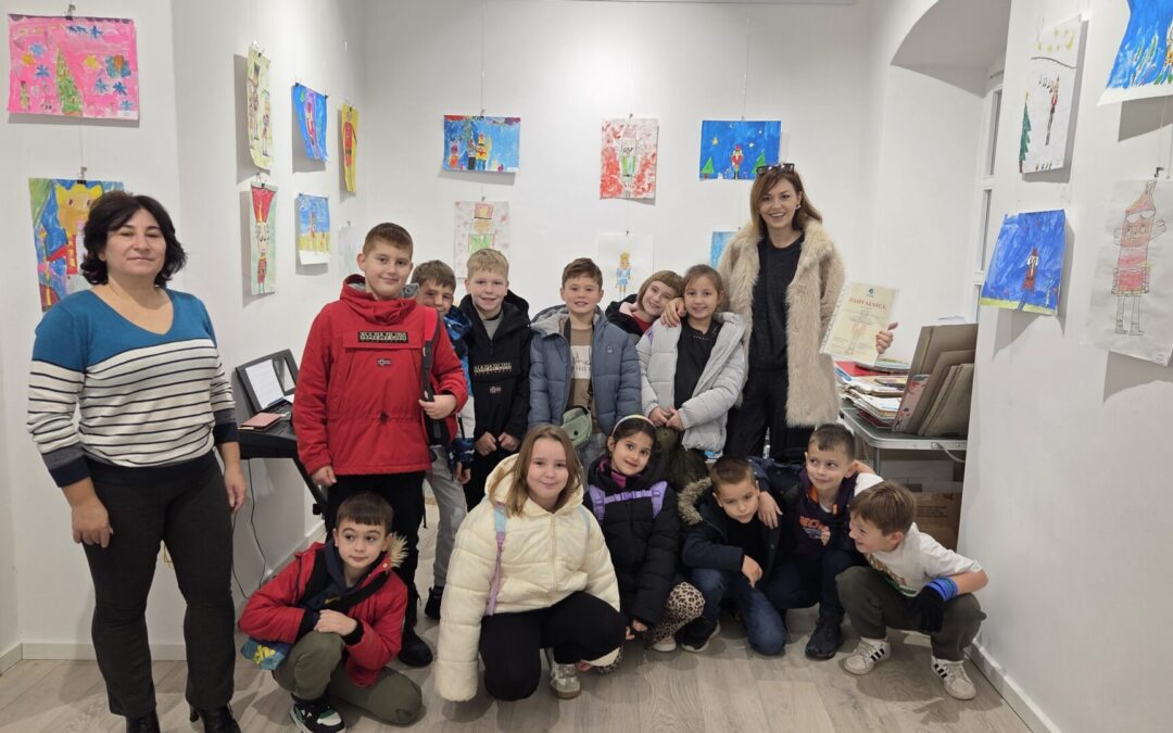 Ponosni izlagači: Likovna priča 2. b razreda u udruzi „Forma i Boja“ i blagdansko druženje u gradu